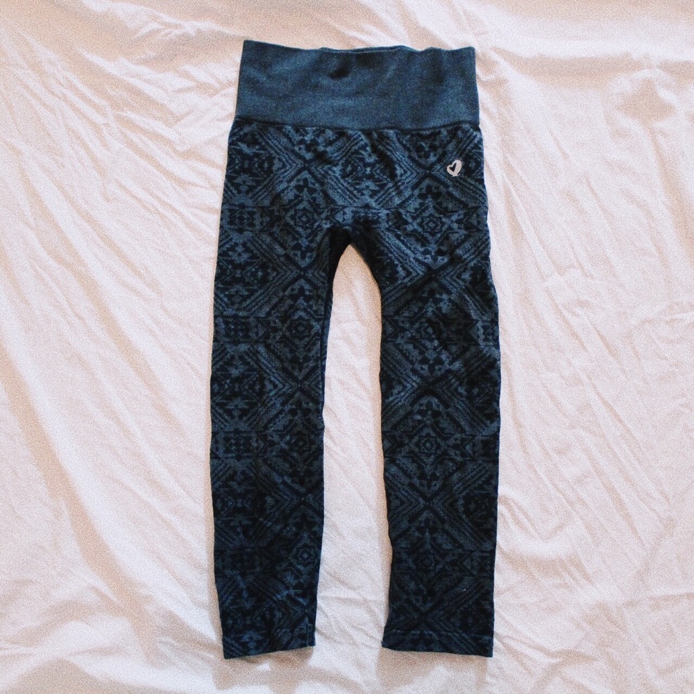 TRIBAL PRINT CAPRI WORKOUT LEGGINGS
